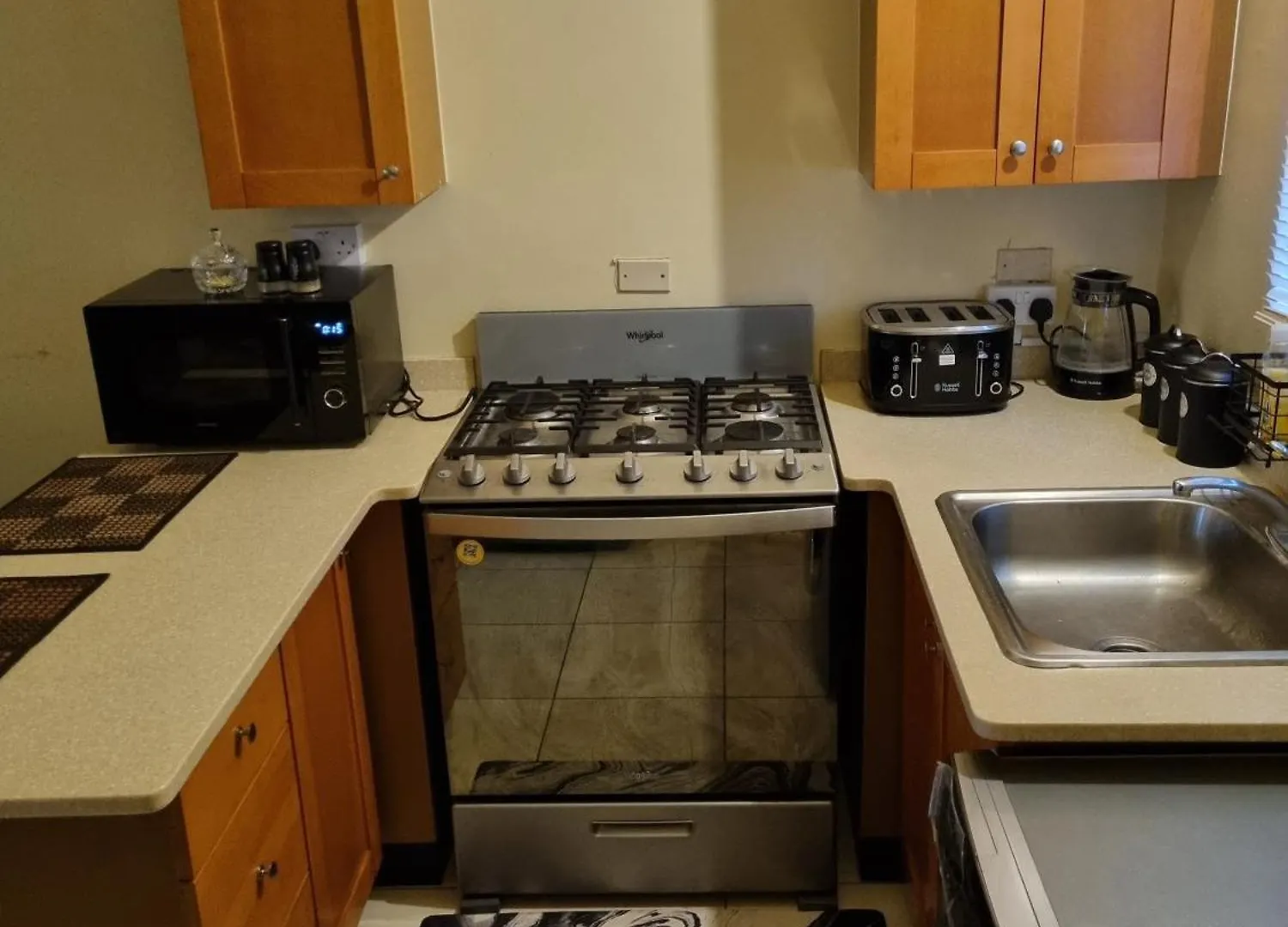 Charming 2-Bed House In Portmore Gated Community 0*,  자메이카